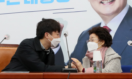 일제 종군위안부 피해자로 인권운동을 해온 이용수(오른쪽) 할머니가 10일 오전 서울 여의도 국회를 찾아 이준석(왼쪽) 국민의힘 대표와 면담을 하고 있다. <국회사진기자단·연합뉴스>